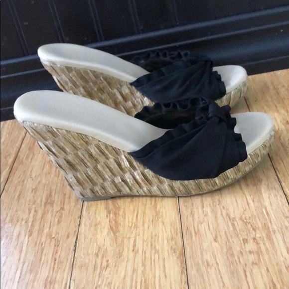 ALDO Scalloped Wedges - Picture 3 of 4